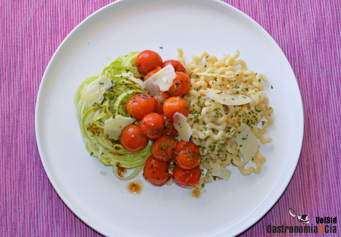 Espaguetis de pasta y de calabacín con tomates cherry s