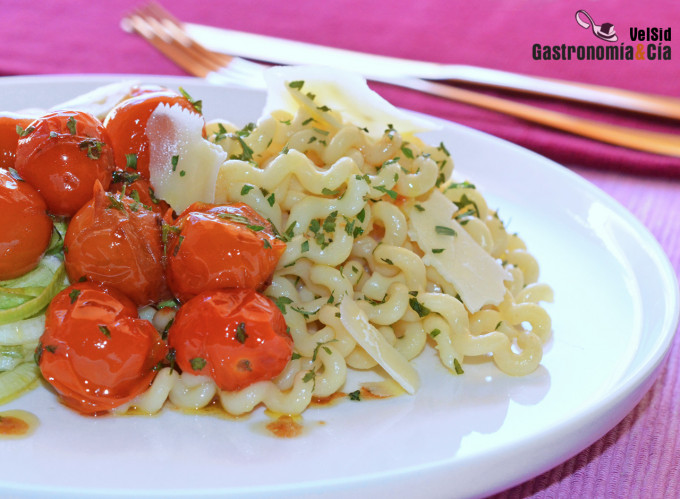 Espaguetis de pasta y de calabacín con tomates cherry s