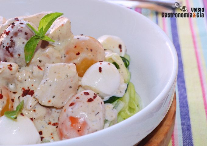 Espaguetis de calabacín con salsa cremosa de queso, pol