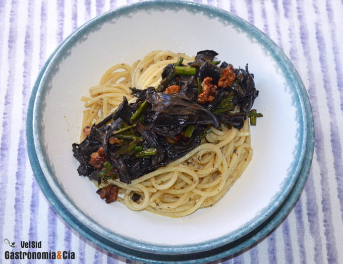 Espaguetis con espárragos, trompetas de la muerte y nue