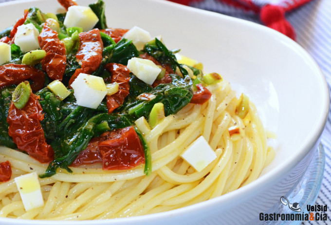 Espaguetis con espinacas y tomates secos