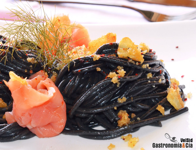 Espaguetis negros con migas de anchoa y salmón ahumado