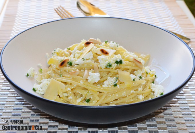 Espaguetis con requesón y Grana Padano
