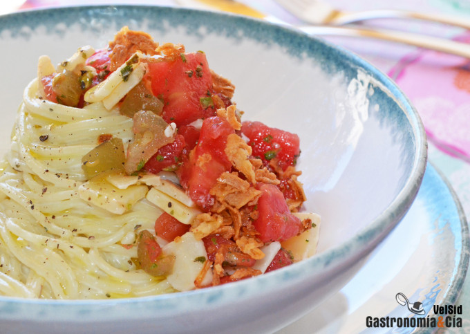 Espaguetis cremosos con tomate y jalapeños