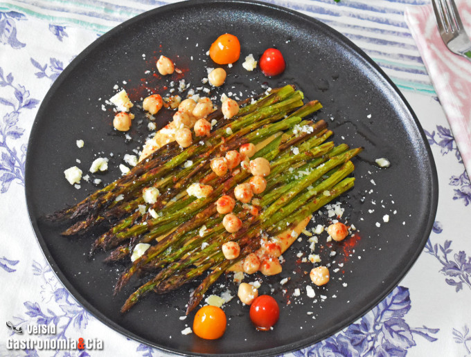 Espárragos con hummus y Galmesan