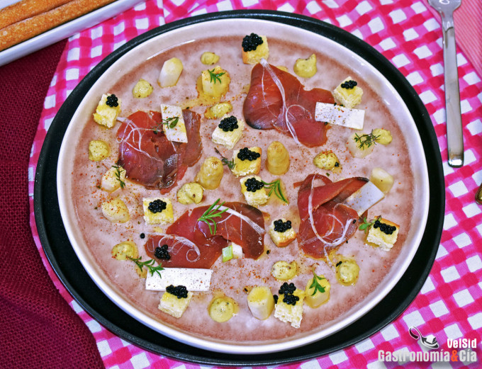 Ensalada de espárragos blancos frescos con mojama