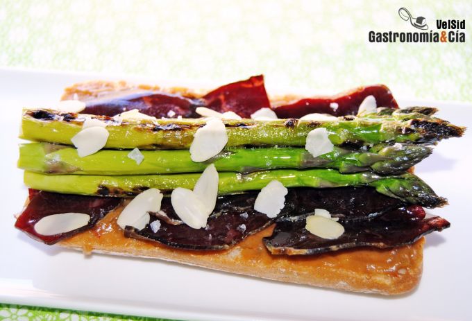 Tosta de espárragos, cecina y salsa de cacahuete