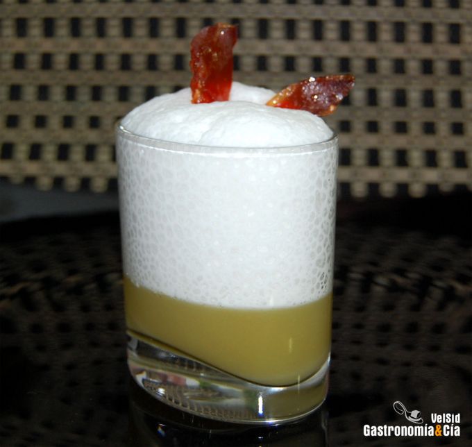 Gelatina de espárragos con espuma de mozzarella y cruji