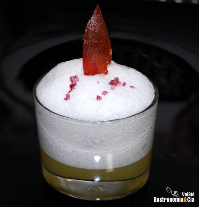 Gelatina de espárragos con espuma de mozzarella y cruji