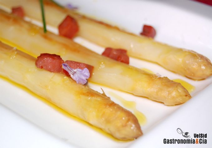 Espárragos de Tudela con jamón