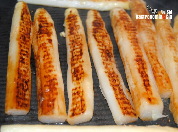 Espárragos con vinagreta de tomate y crema agria