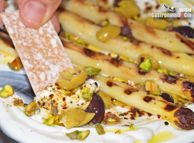 Espárragos blancos a la parrilla con labneh