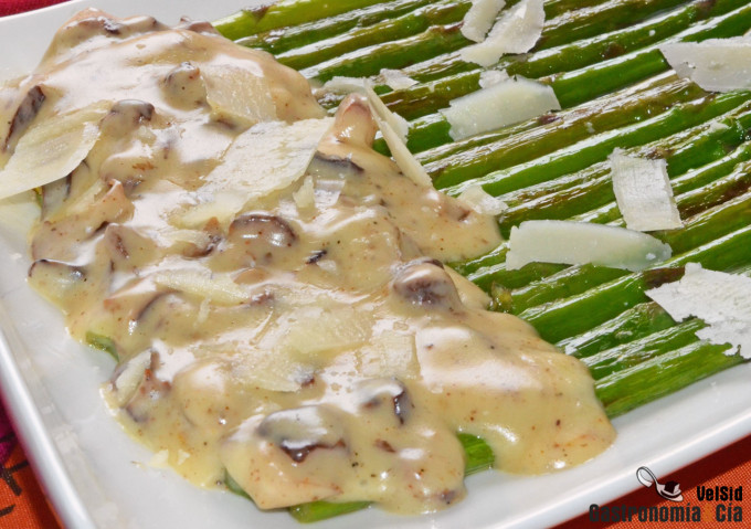 Espárragos verdes con salsa cremosa de mascarpone, shii