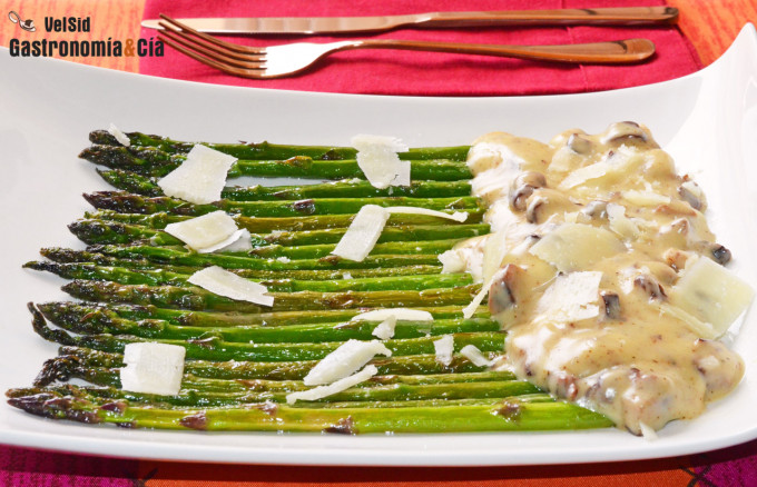 Espárragos verdes con salsa cremosa de mascarpone, shii