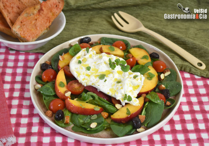 Ensalada de espinacas, nectarina y burrata