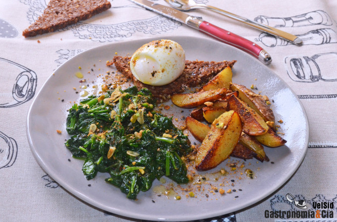 Espinacas salteadas con patatas, huevo mollet y dukkah 