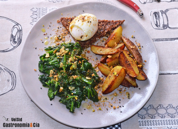 Espinacas salteadas con patatas, huevo mollet y dukkah 