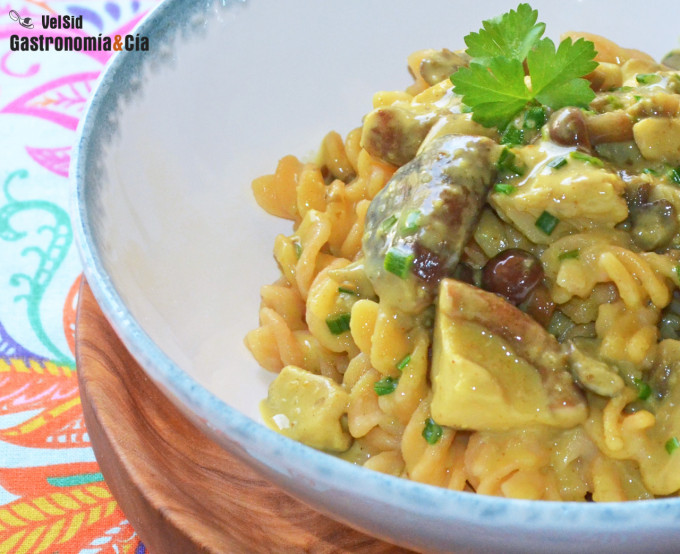 Espirales de lenteja roja con salsa de setas y leche de