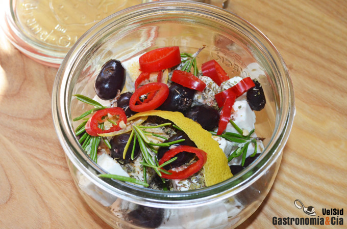 Cómo hacer queso feta marinado para ensaladas, aperitiv