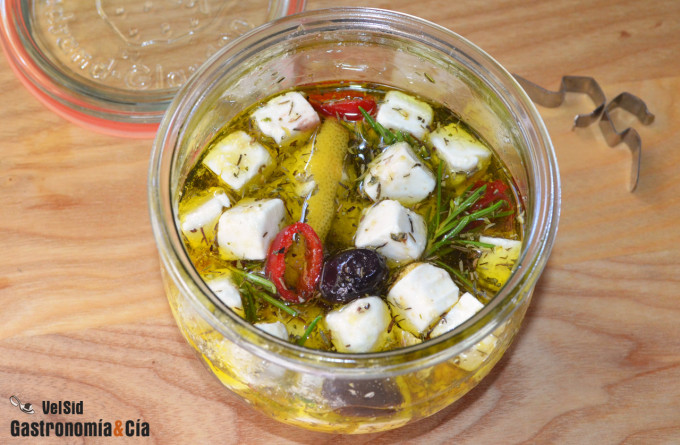 Cómo hacer queso feta marinado para ensaladas, aperitiv