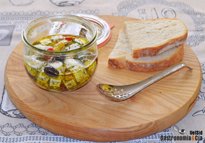 Cómo hacer queso feta marinado para ensaladas, aperitiv