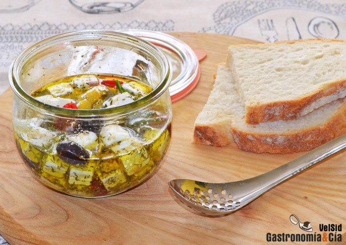 Cómo hacer queso feta marinado para ensaladas, aperitiv