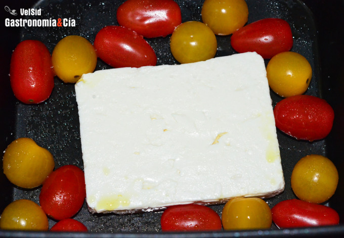 Queso feta caliente con tomates y pistachos
