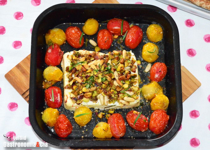 Queso feta caliente con tomates y pistachos