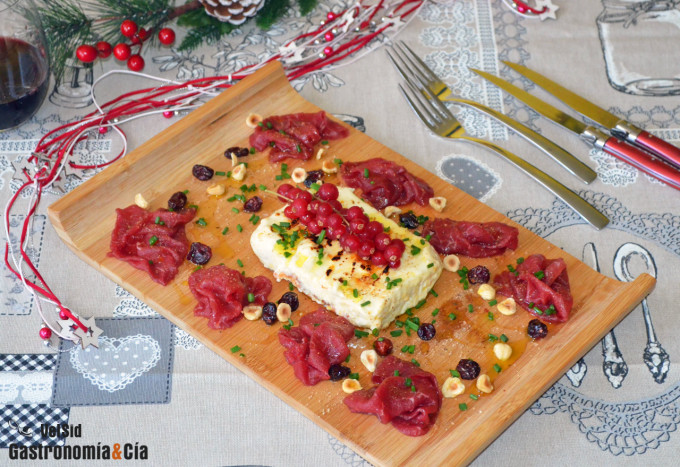 Queso feta a la plancha con carpaccio de buey, arándano