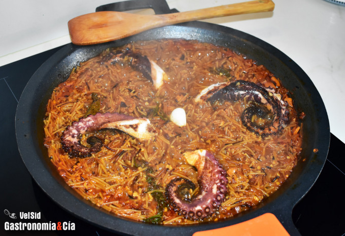 Fideuà de pulpo fácil y deliciosa