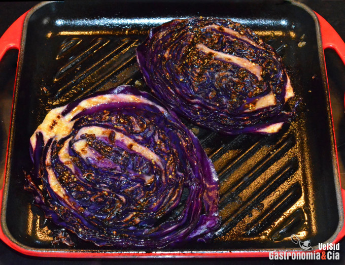 Col lombarda a la parrilla con vinagreta de avellanas y