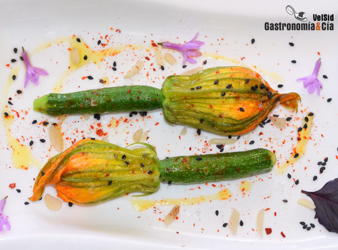 Flores de calabacín rellenas de requesón al vapor