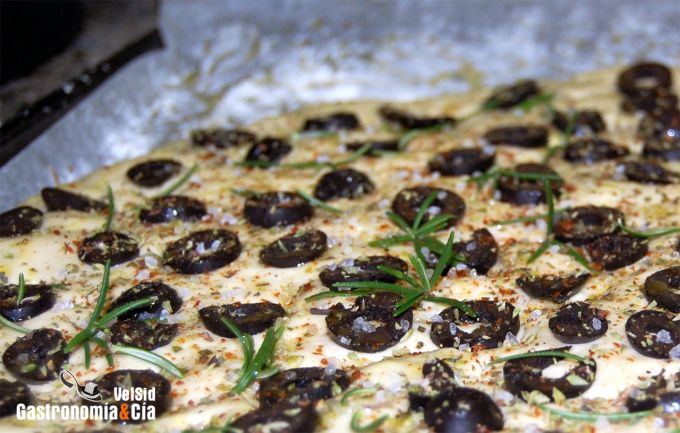 Focaccia de aceitunas y romero
