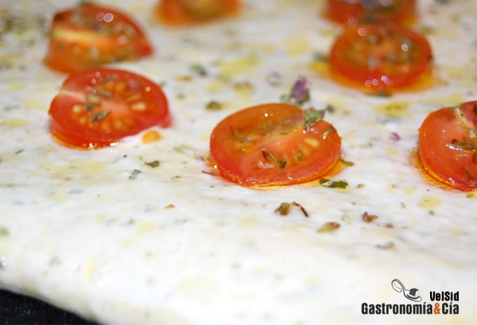 Focaccia de tomatitos, orégano y ajo