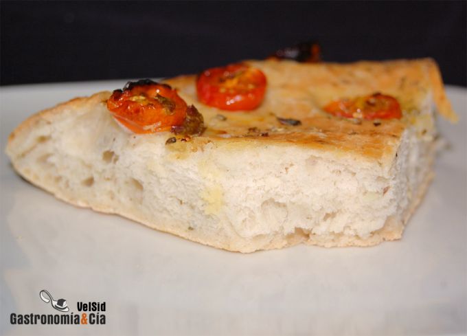 Focaccia de tomatitos, orégano y ajo