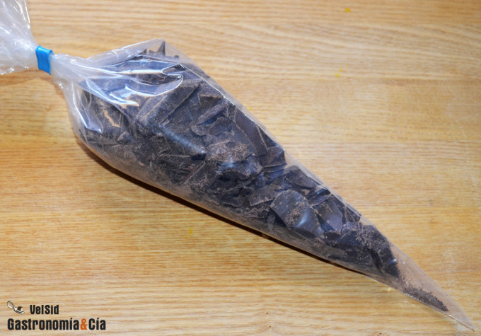 Fundir chocolate en la manga pastelera