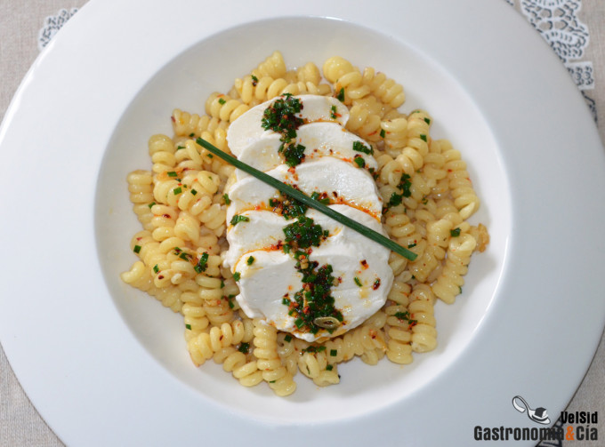 Receta de fusilli con mozzarella vegana y aceite de jen