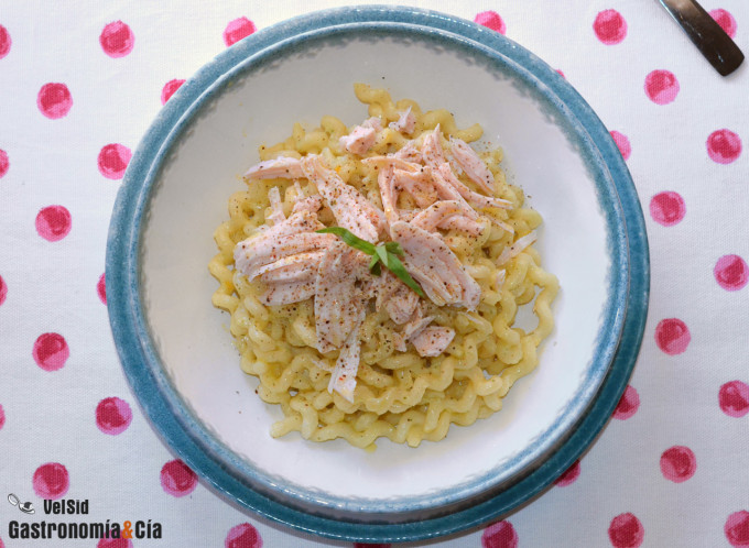 Fusilli lunghi con pollo asado y salsa cremosa de estra