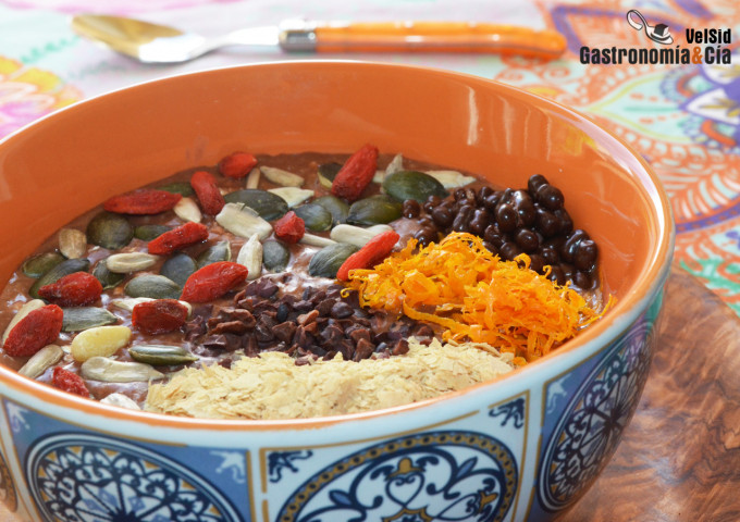 Porridge de chocolate y naranja con semillas