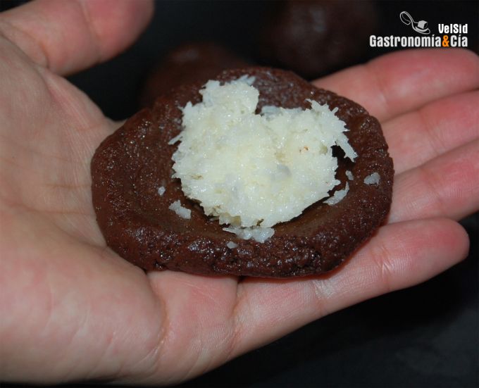 Galletas de chocolate rellenas de coco