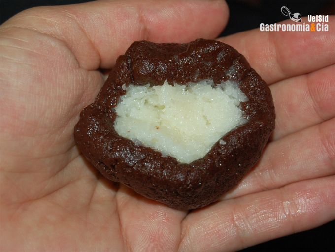 Galletas de chocolate rellenas de coco