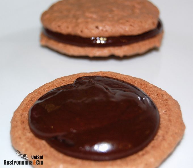 Galletas de coco y chocolate rellenas de ganache