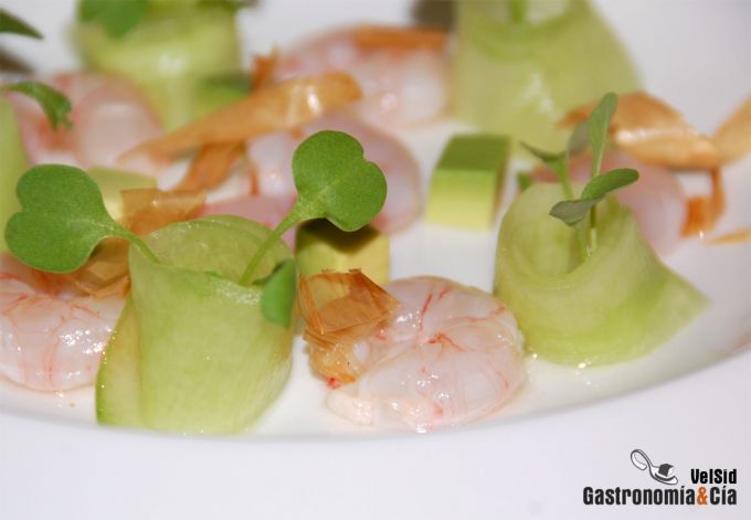 Ensalada de gambas, aguacate y pepino