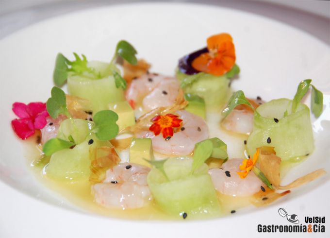 Ensalada de gambas, aguacate y pepino