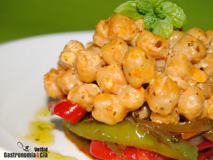 Garbanzos con queso de cabra y pimientos