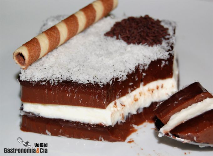 Gelatina de chocolate rellena de mascarpone y coco