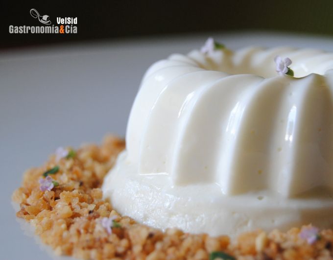 Gelatina de queso cottage con caramelo de chocolate y C