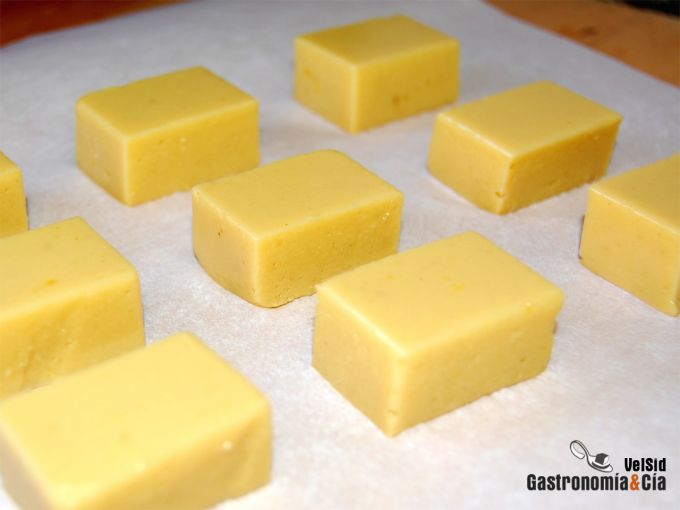 Gelatina de mango al curry con chocolate