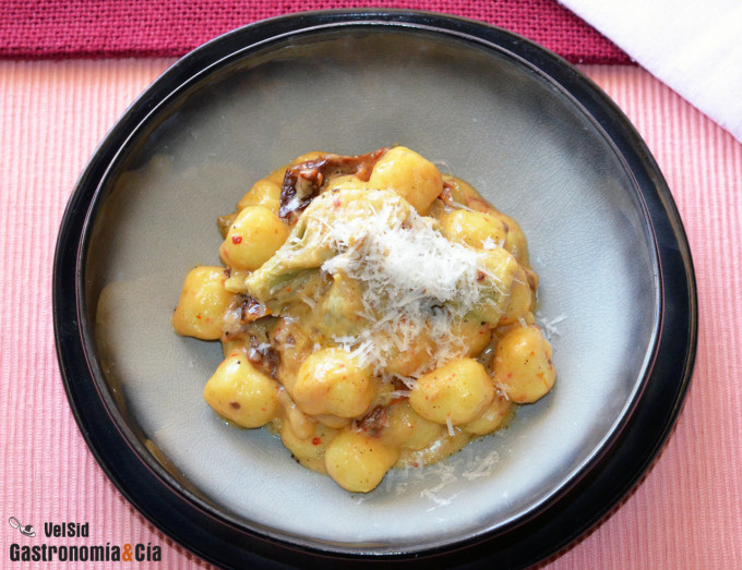 Ñoquis con alcachofas y tomates secos