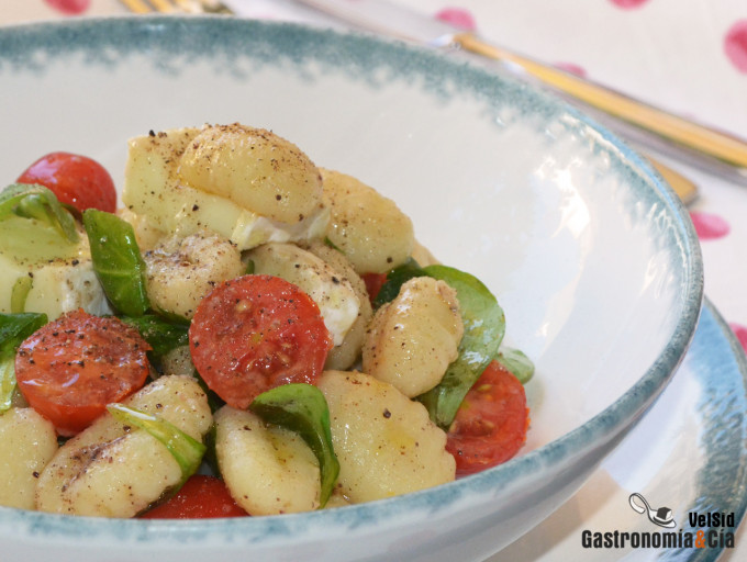 Gnocchi con tomate fresco, queso brie y pimienta de Jam